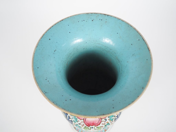 Chine, vers 1900,  Vase yenyen en porcelaine et émaux polychromes, à d