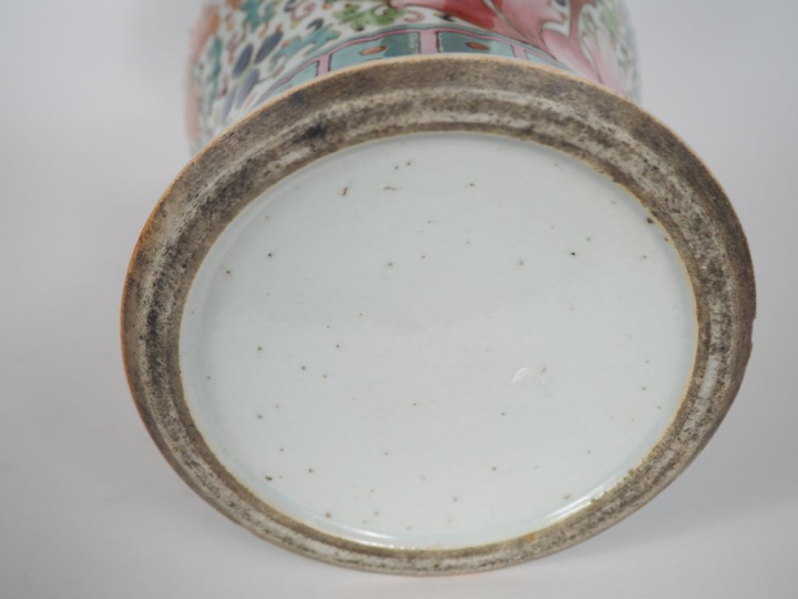 Chine, vers 1900,  Vase yenyen en porcelaine et émaux polychromes, à d