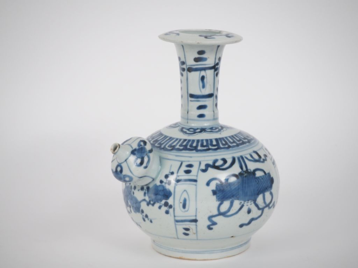 Chine XVIIIe siècle,  Kendi en porcelaine bleu blanc à décor d’objets 
