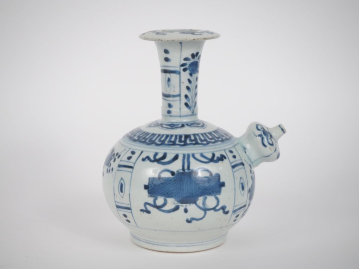 Chine XVIIIe siècle,  Kendi en porcelaine bleu blanc à décor d’objets 