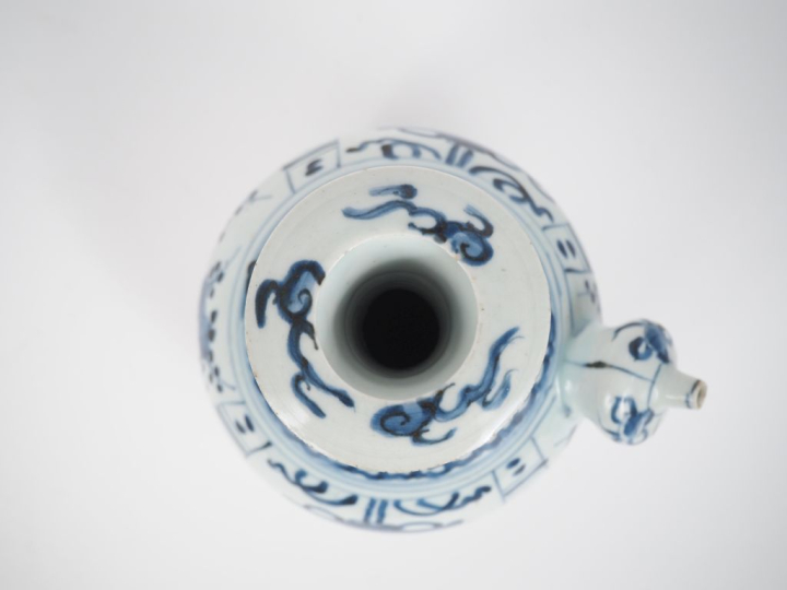 Chine XVIIIe siècle,  Kendi en porcelaine bleu blanc à décor d’objets 