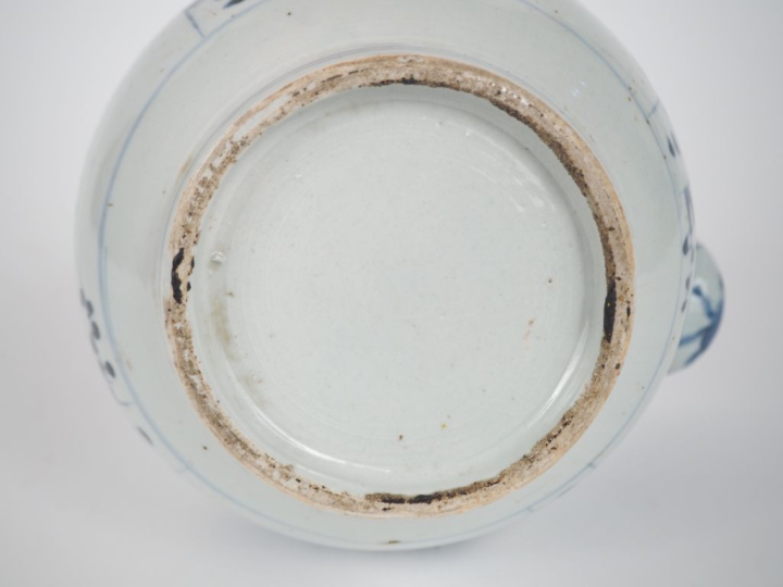 Chine XVIIIe siècle,  Kendi en porcelaine bleu blanc à décor d’objets 