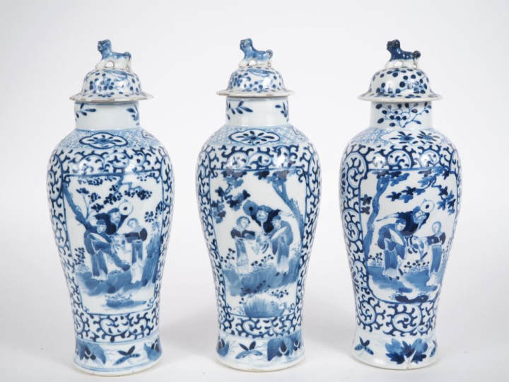 Chine fin XIXe siècle,  Trois vases balustres couverts, en porcelaine 