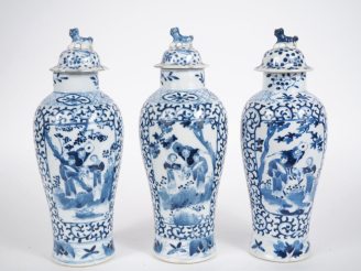 Vente aux enchères Chine fin XIXe siècle,  Trois vases balustres couverts, en porcelaine 