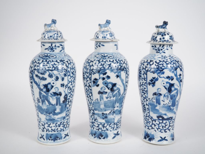 Chine fin XIXe siècle,  Trois vases balustres couverts, en porcelaine 
