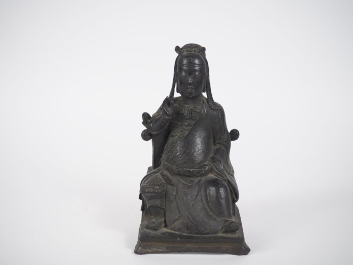 Chine, XVIIIe-XIXe siècle, Statuette en bronze représentant Guandi ass