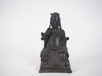Vente aux enchères Chine, XVIIIe-XIXe siècle, Statuette en bronze représentant Guandi ass