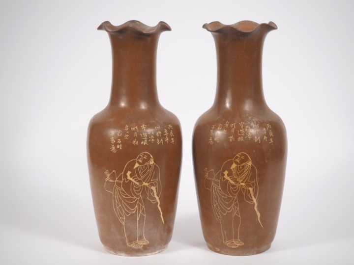 Chine, Xxe siècle, Paire de grands vases en yixing à col corolle repré