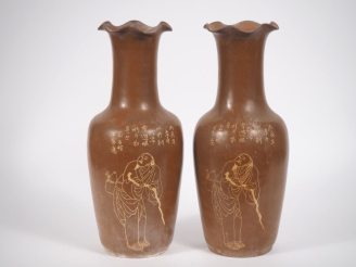 Vente aux enchères Chine, Xxe siècle, Paire de grands vases en yixing à col corolle repré