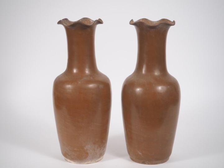 Chine, Xxe siècle, Paire de grands vases en yixing à col corolle repré