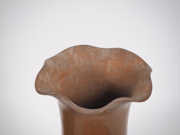 Chine, Xxe siècle, Paire de grands vases en yixing à col corolle repré