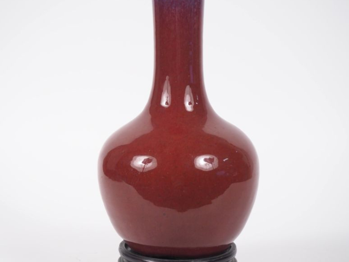 Chine, fin XIXe siècle, Vase pansu à long col en porcelaine émaillée s