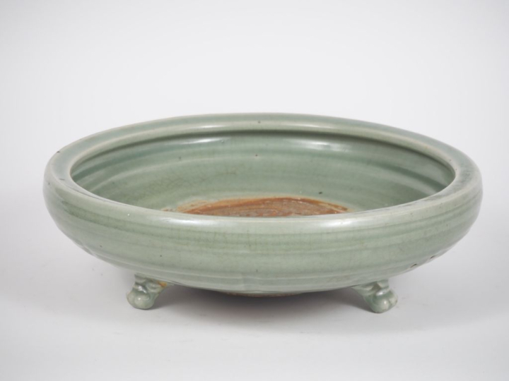 Chine, XVIIe-XVIIIe siècle, Coupe tripode, en porcelaine émaillée céla