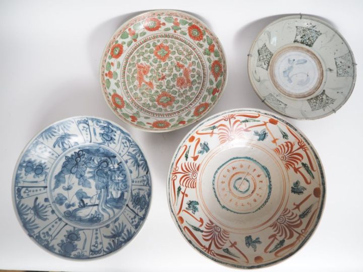Chine, four de Swatow, XVIIe-XVIIIe siècle Quatre plats en porcelaine 