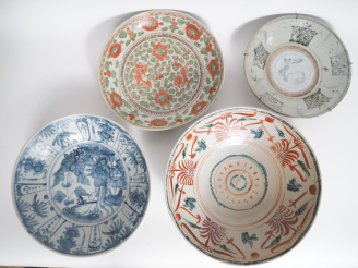 Vente aux enchères Chine, four de Swatow, XVIIe-XVIIIe siècle Quatre plats en porcelaine 