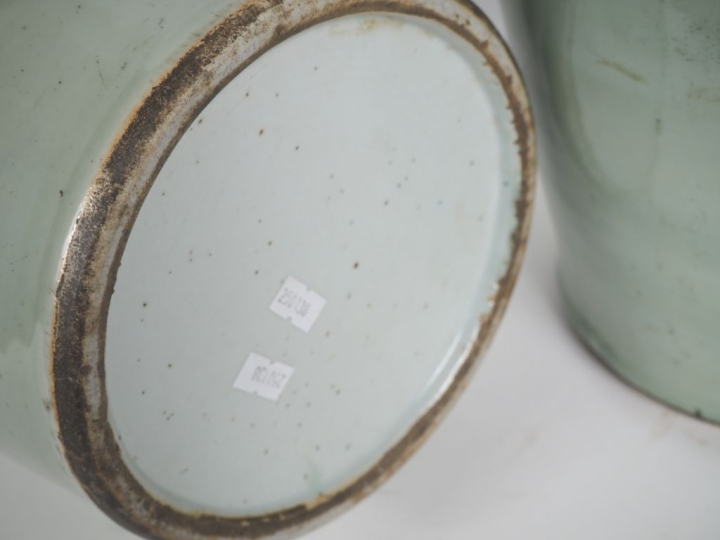 Chine, fin XIXe siècle,  Paire de grands vases de forme balustre en po