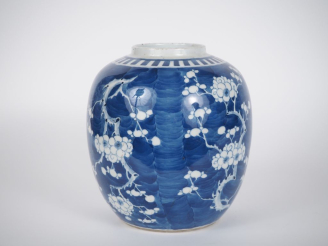 Vente aux enchères Chine, vers 1900, Pot à gingembre en porcelaine bleu blanc,à décor en 