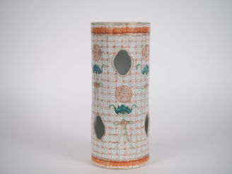 Vente aux enchères Chine, fin XIXe siècle, Porte coiffe en porcelaine et émaux polychrome