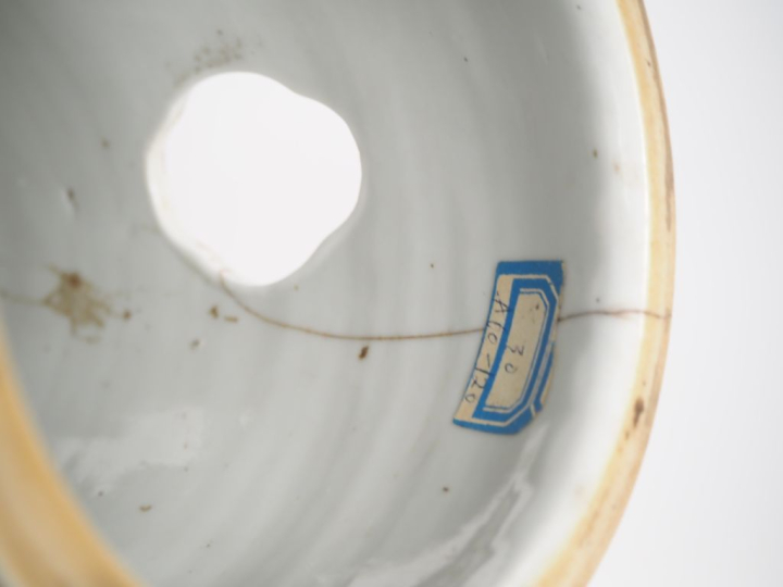 Chine, fin XIXe siècle, Porte coiffe en porcelaine et émaux polychrome