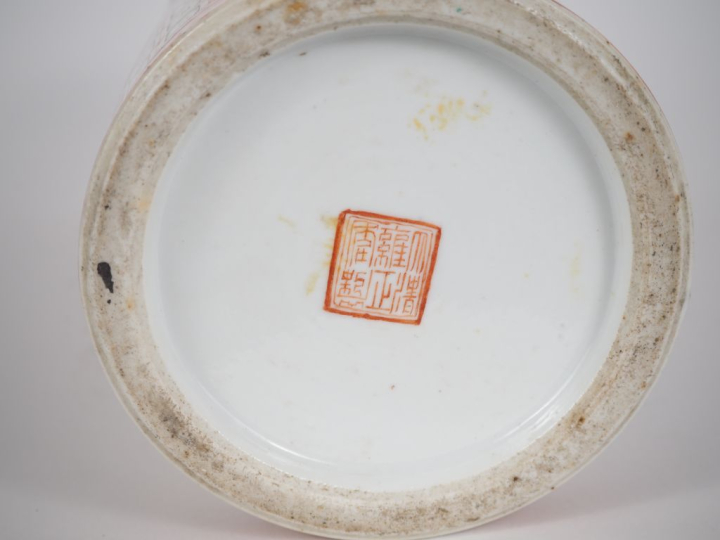 Chine, fin XIXe siècle, Porte coiffe en porcelaine et émaux polychrome