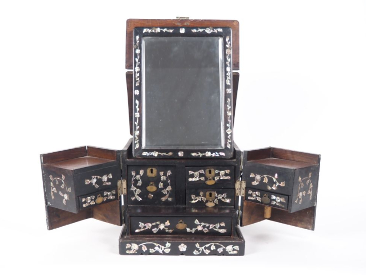 Chine du Sud, vers 1920, Coiffeuse de voyage ouvrant à deux portes sur