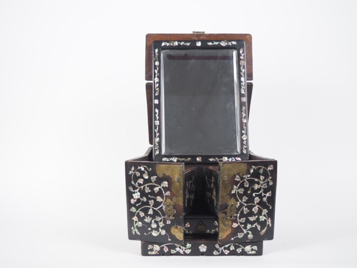 Chine du Sud, vers 1920, Coiffeuse de voyage ouvrant à deux portes sur