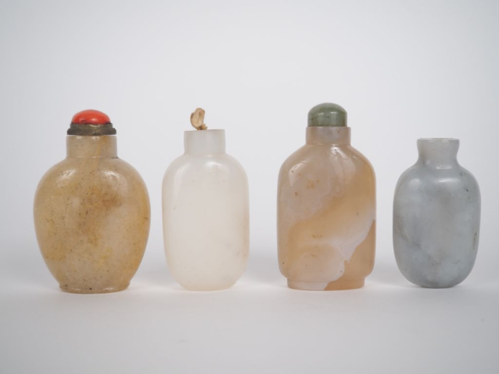 Chine, Xxe siècle, Quatre flacons tabatières dont deux en agate, surmo