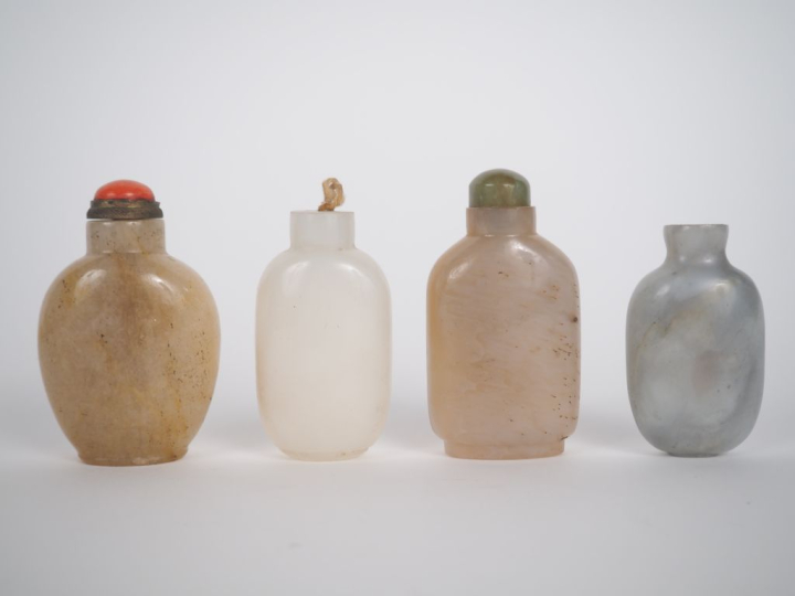 Chine, Xxe siècle, Quatre flacons tabatières dont deux en agate, surmo