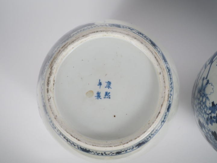 Chine, fin XIXe siècle,  Paire de jarres, en porcelaine blanche, à déc