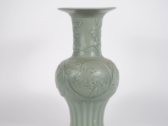 Vente aux enchères Chine, vers 1950, Vase yenyen, en porcelaine émaillée céladon, à décor