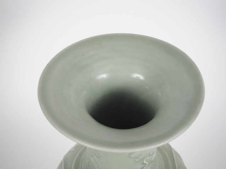 Chine, vers 1950, Vase yenyen, en porcelaine émaillée céladon, à décor