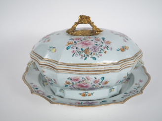 Vente aux enchères Compagnie des Indes, XVIIIe siècle,  Importante terrine couverte sur s