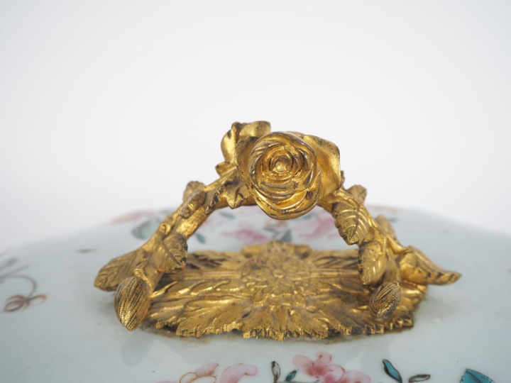 Compagnie des Indes, XVIIIe siècle,  Importante terrine couverte sur s