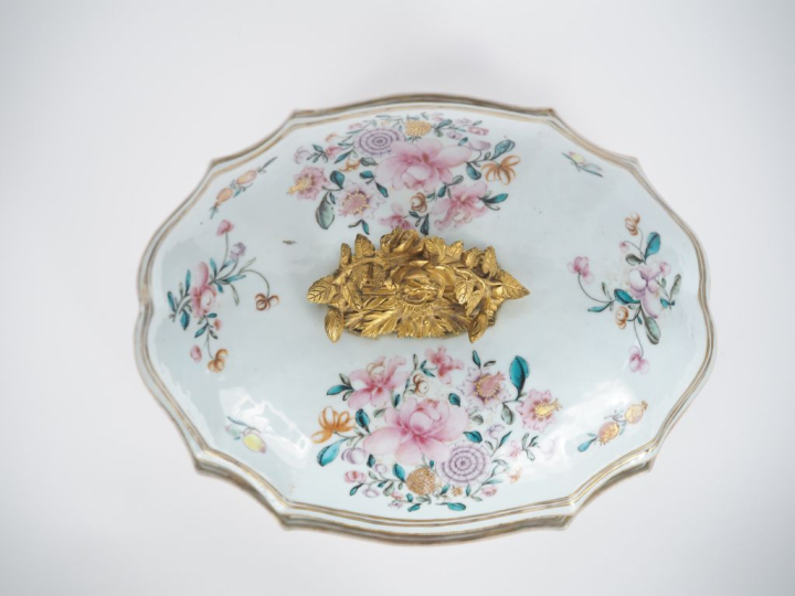 Compagnie des Indes, XVIIIe siècle,  Importante terrine couverte sur s