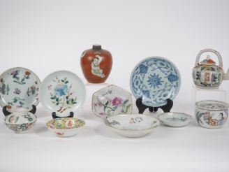 Vente aux enchères Chine, fin XIXe siècle,  Ensemble comprenant onze porcelaines et émaux