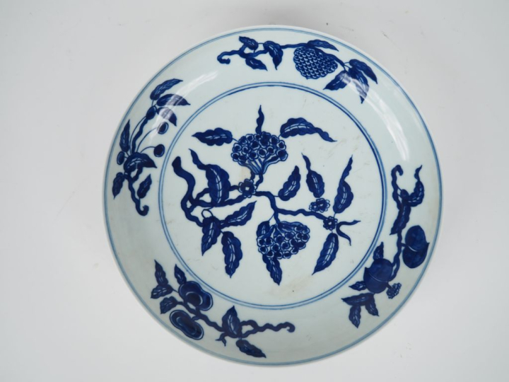 Chine, dans le style des Ming, Coupe creuse en porcelaine bleu blanc, 