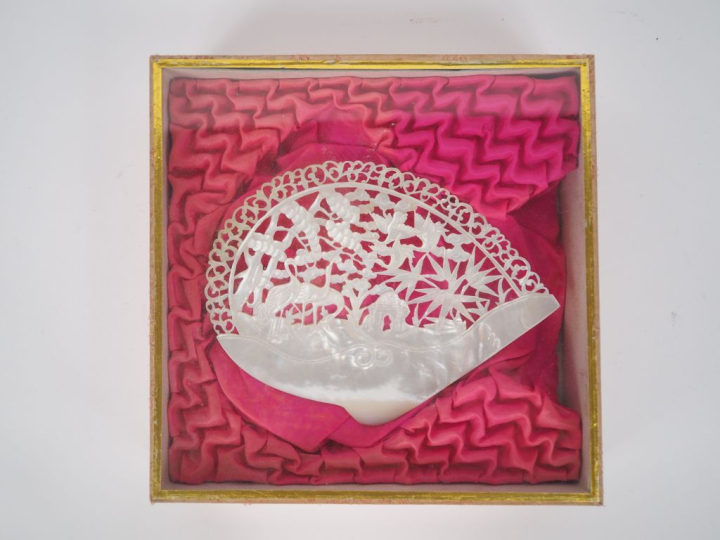 Chine, début XXe siècle, Pentadine en nacre à décor ajouré de grues pa