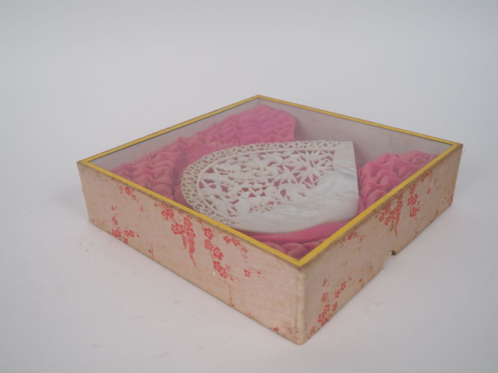 Chine, début XXe siècle, Pentadine en nacre à décor ajouré de grues pa