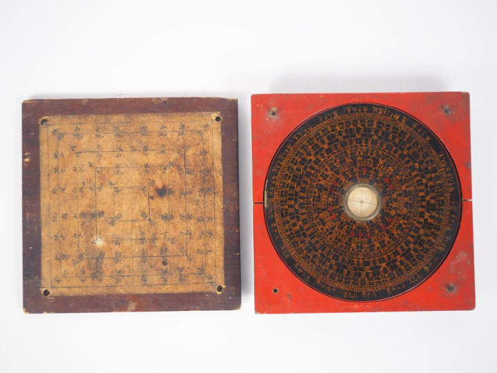 Chine, début Xxe siècle, Boussole géomantique en bois anciennement laq