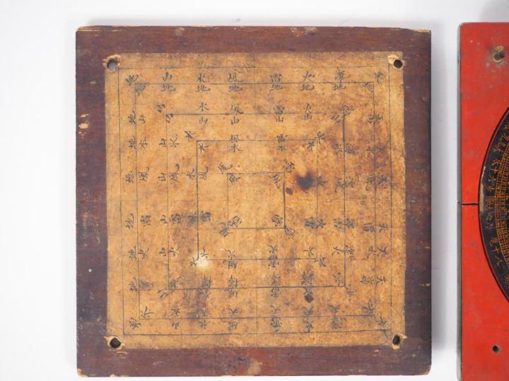 Chine, début Xxe siècle, Boussole géomantique en bois anciennement laq