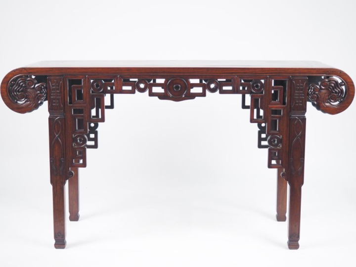 Chine, vers 1920, Console en bois reposant sur quatre pieds, à bords e