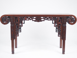 Vente aux enchères Chine, vers 1920, Console en bois reposant sur quatre pieds, à bords e