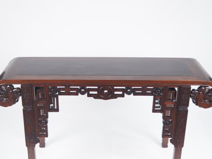 Chine, vers 1920, Console en bois reposant sur quatre pieds, à bords e