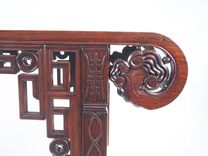 Chine, vers 1920, Console en bois reposant sur quatre pieds, à bords e