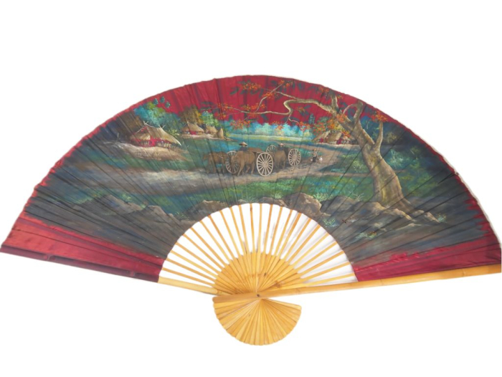 Indochine, vers 1930, Gouache sur éventail à décor polychrome de paysa