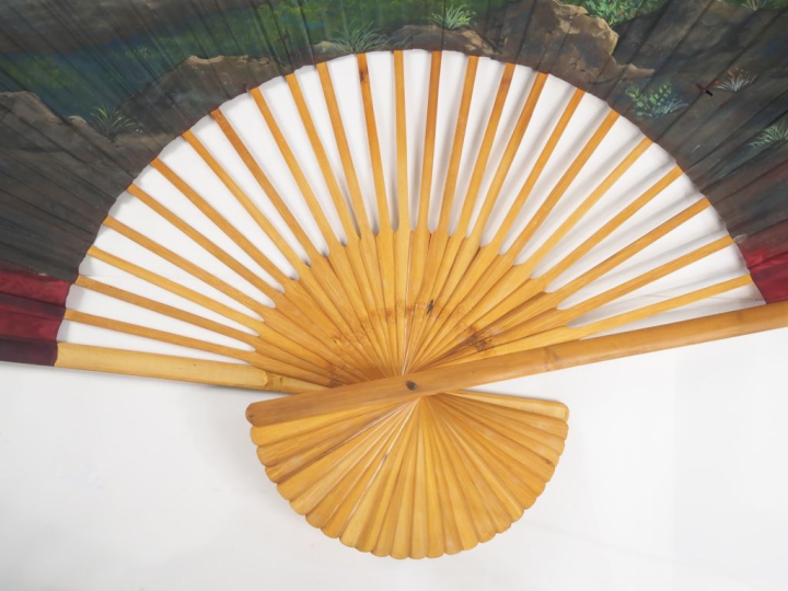 Indochine, vers 1930, Gouache sur éventail à décor polychrome de paysa