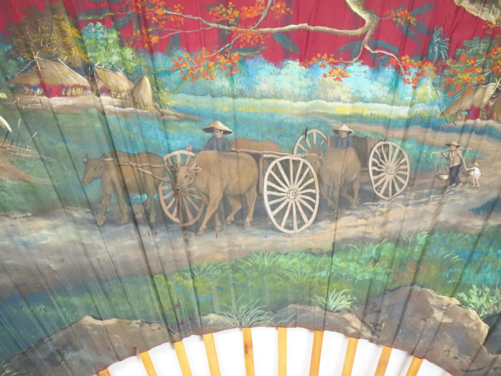 Indochine, vers 1930, Gouache sur éventail à décor polychrome de paysa