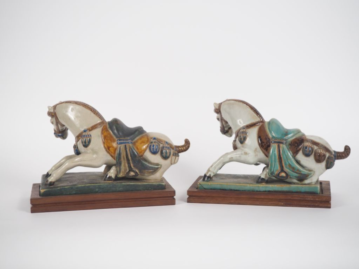 Vietnam, école de Bien Hoa, vers 1930, Paire de chevaux en céramique é
