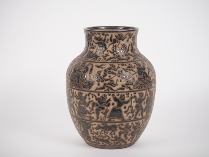 Vietnam, école de Bien Hoa, vers 1930, Vase balustre en céramique, à d