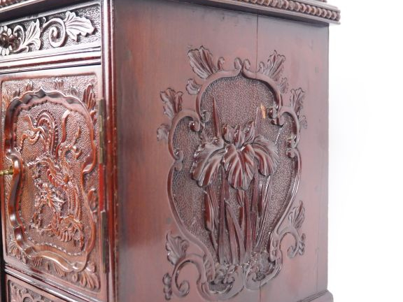 Indochine, vers 1920, Élément de meuble en bois, à étagère, quatre tir